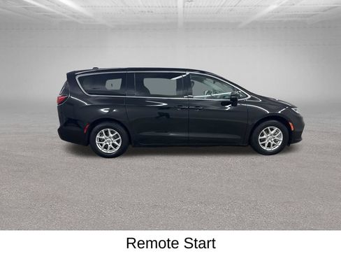 Used 2024 Chrysler Pacifica Touring-L FWD image 16
