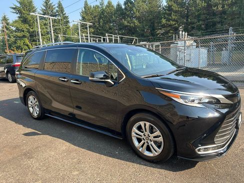 Used 2023 Toyota Sienna Platinum AWD/4WD image 3