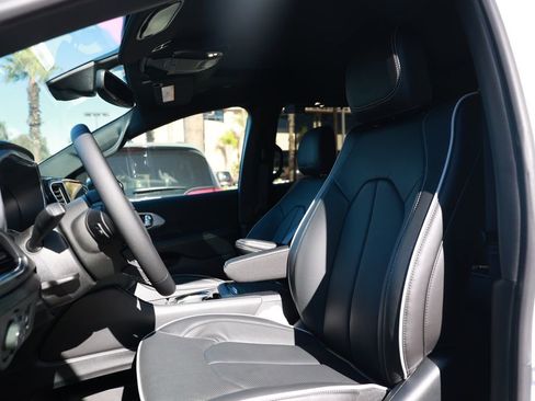 New 2026 Chrysler Pacifica Limited image 13