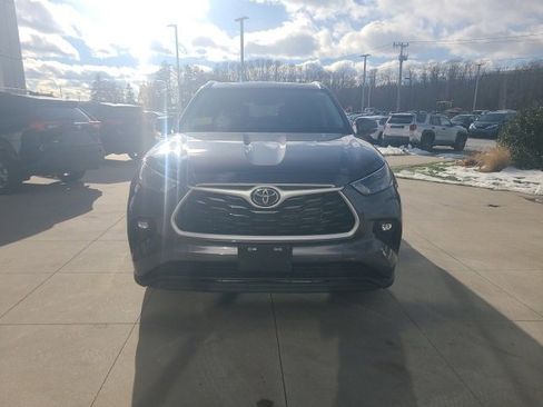 Used 2024 Toyota Highlander XLE image 2