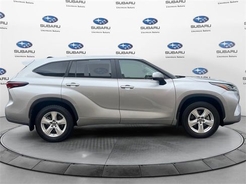Used 2024 Toyota Highlander LE image 3