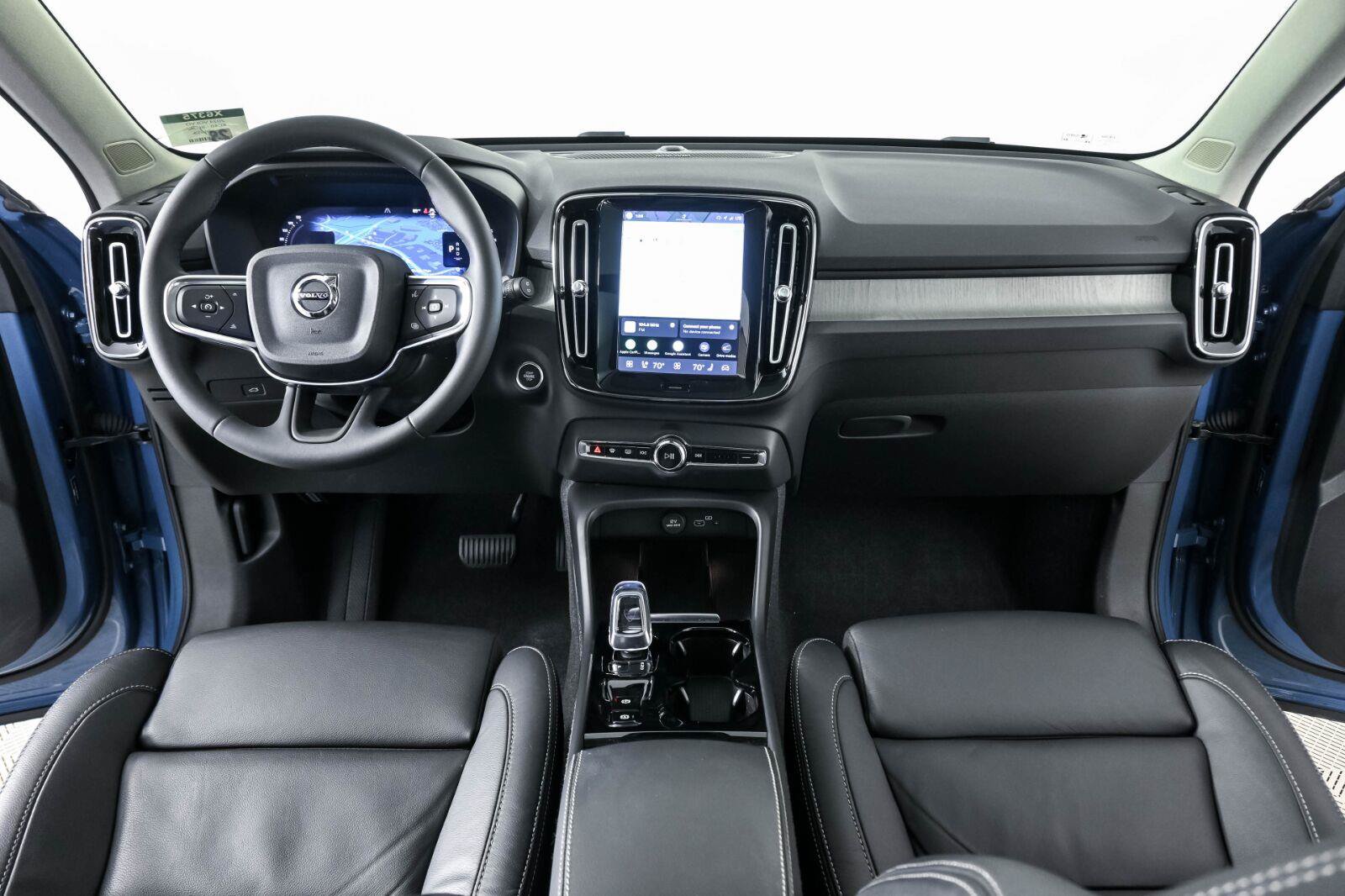 Used 2024 Volvo XC40 B5 Plus w/ Protection Package Premier AWD/4WD image 18