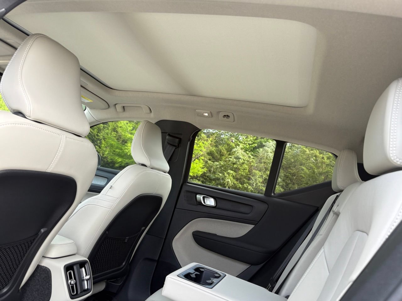 New 2026 Volvo XC40 B4 Plus w/ Protection Package Premier FWD image 19