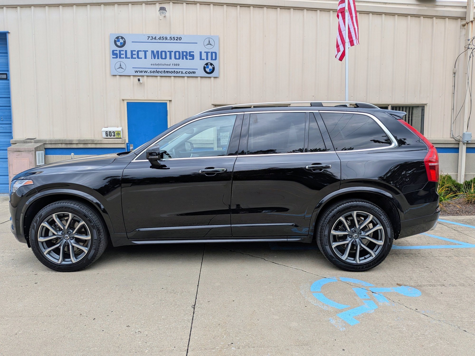 Used 2018 Volvo XC90 T6 Momentum w/ Convenience Package AWD/4WD image 3