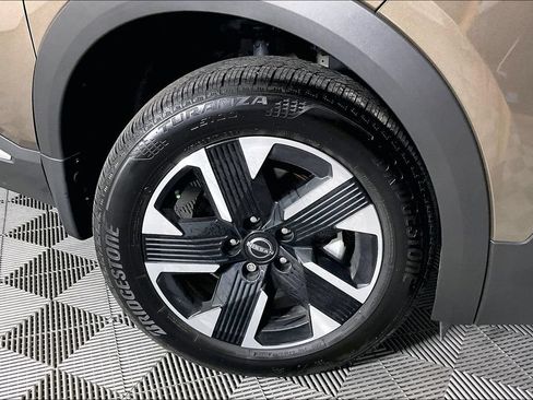Used 2025 Nissan Kicks SV AWD/4WD image 12