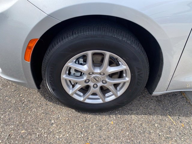 Used 2024 Chrysler Pacifica Touring-L FWD image 11