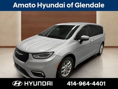 Used 2023 Chrysler Pacifica Touring-L FWD image 2