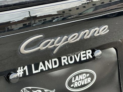 Used 2023 Porsche Cayenne Platinum Edition image 24