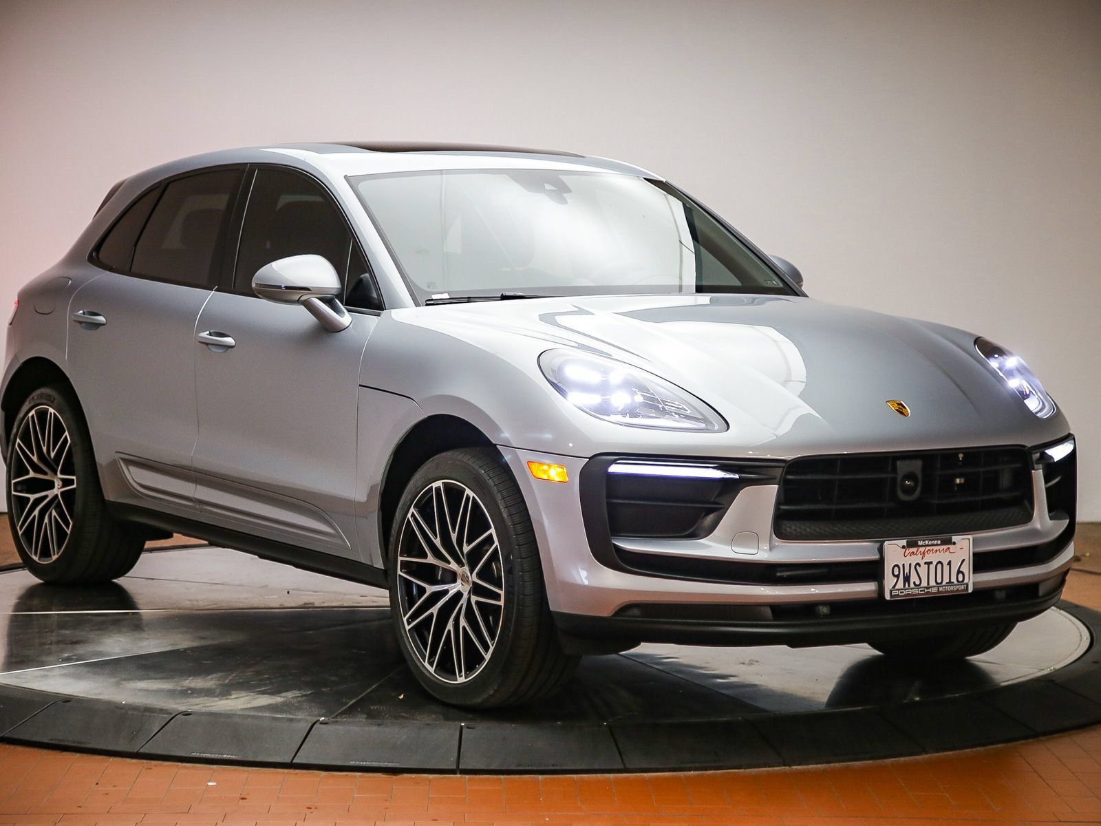Certified 2025 Porsche Macan AWD/4WD image 9