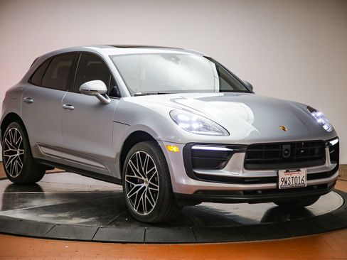 Certified 2025 Porsche Macan AWD/4WD image 9