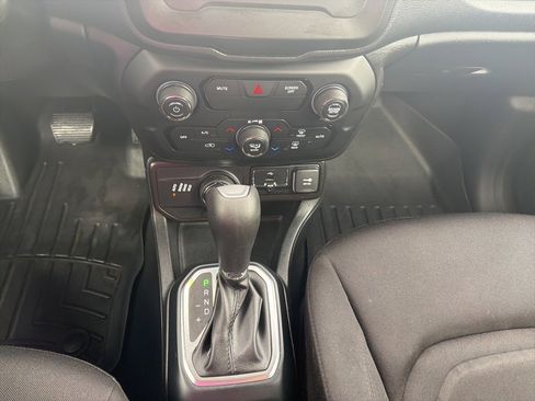 Used 2019 Jeep Renegade Latitude w/ Cold Weather Group image 41