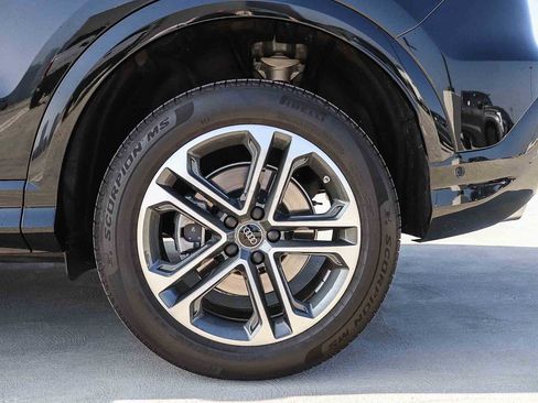 Used 2025 Audi Q5 Premium w/ Convenience Package image 13