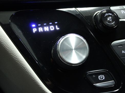 Used 2017 Chrysler Pacifica Touring-L Plus w/ Tire & Wheel Group image 25