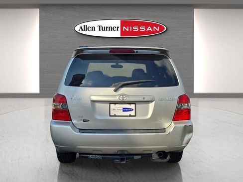 Used 2005 Toyota Highlander 2WD V6 w/ 3rd Row image 7