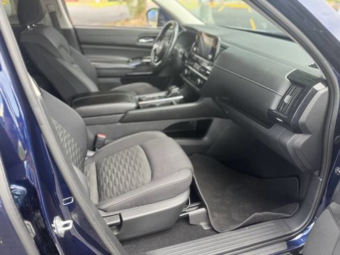 Used 2022 Nissan Pathfinder SV image 3