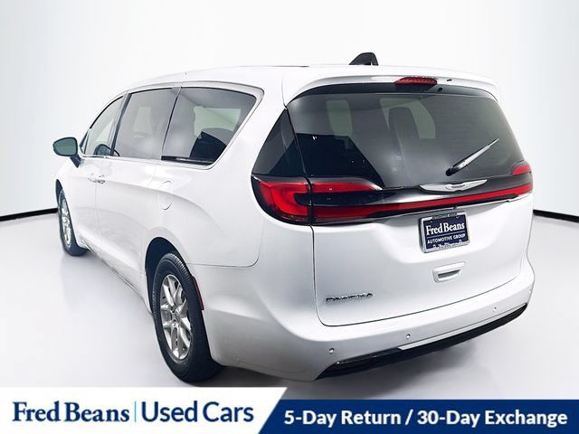 Used 2023 Chrysler Pacifica Touring-L FWD image 6