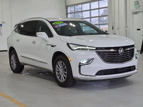 Used 2023 Buick Enclave Essence AWD/4WD image 2