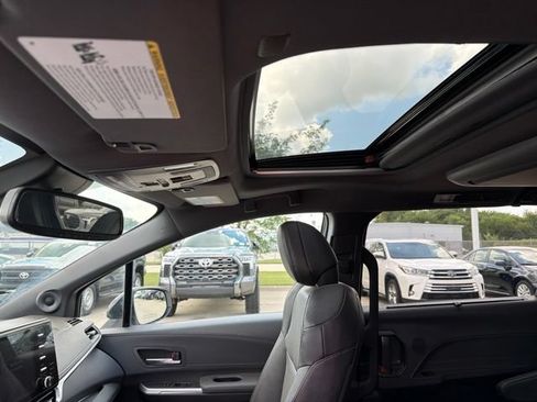 Used 2023 Toyota Sienna XSE FWD image 9