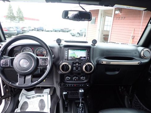 Used 2017 Jeep Wrangler Unlimited Sahara AWD/4WD image 10