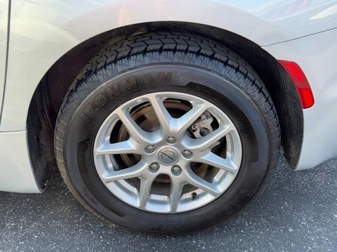 Used 2024 Chrysler Pacifica Touring-L FWD image 8