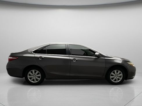 Used 2016 Toyota Camry LE image 7