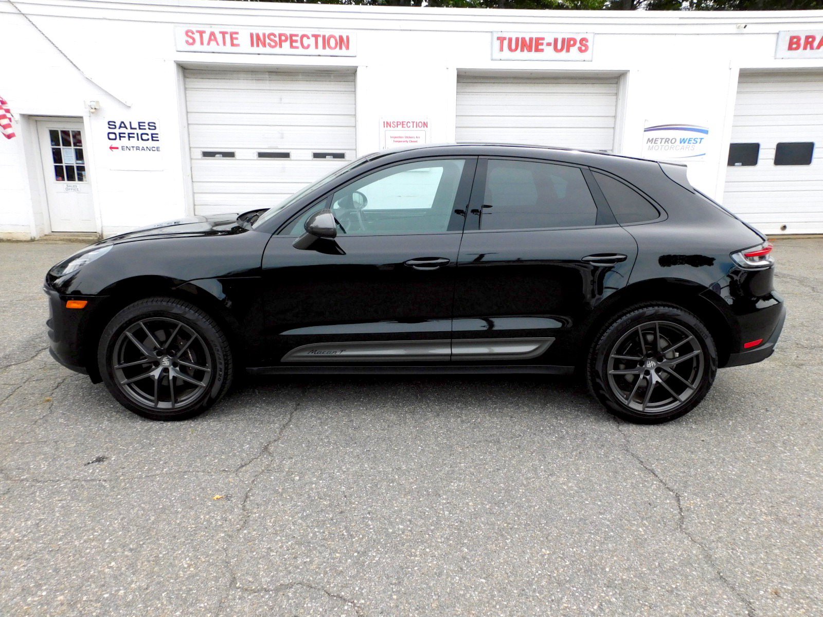 Used 2023 Porsche Macan Turbo AWD/4WD image 2