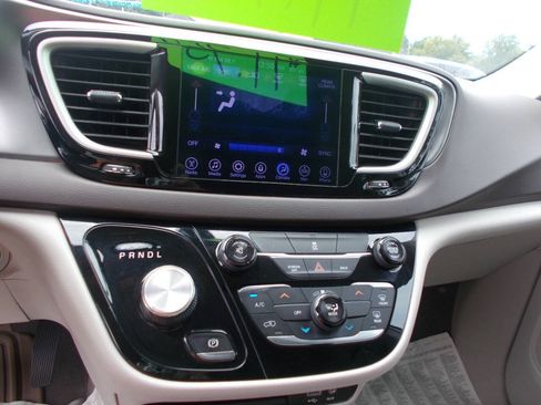 Used 2017 Chrysler Pacifica Touring FWD image 14