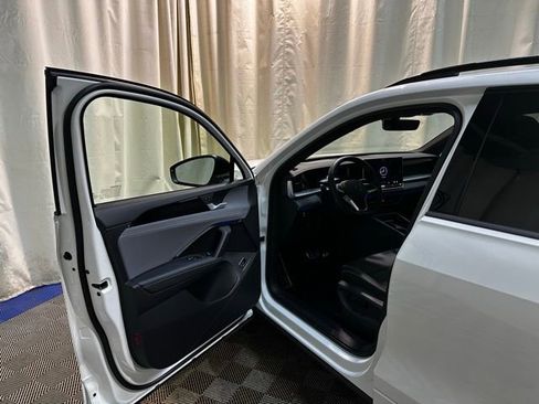 Certified 2025 Volkswagen Tiguan SE R-Line image 11