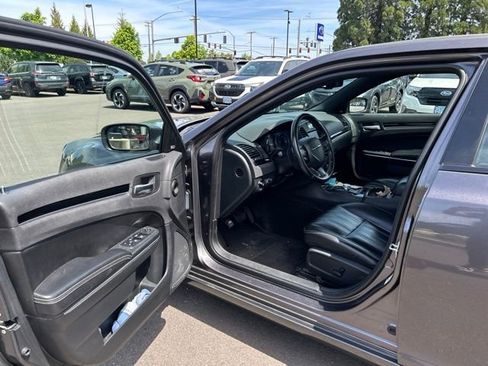 Used 2018 Chrysler 300 S w/ 300S Premium Group RWD image 10