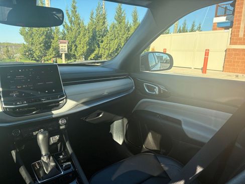 Used 2025 Jeep Compass Limited image 30