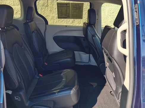 Used 2024 Chrysler Pacifica Touring-L FWD image 20