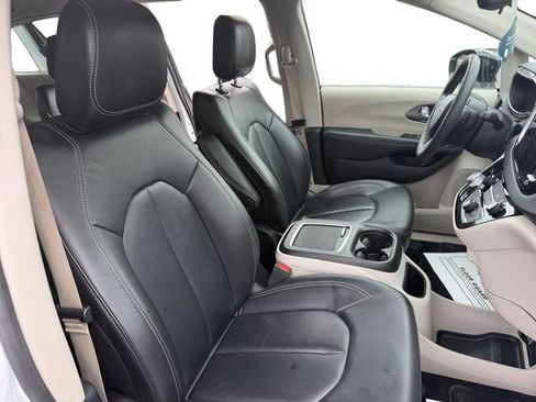 Used 2024 Chrysler Pacifica Touring-L FWD image 18