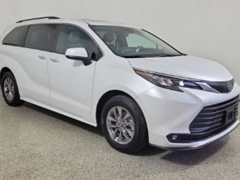 Used 2025 Toyota Sienna XLE FWD image 3