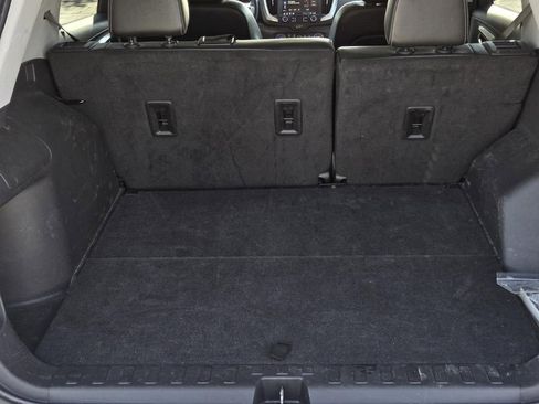 Used 2024 GMC Terrain SLT image 9