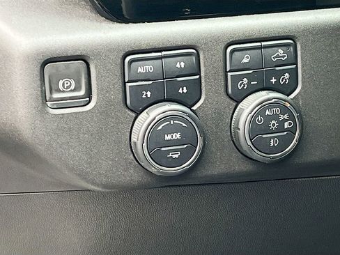 Used 2024 Chevrolet Silverado 1500 LT Trail Boss w/ Convenience Package II AWD/4WD image 10