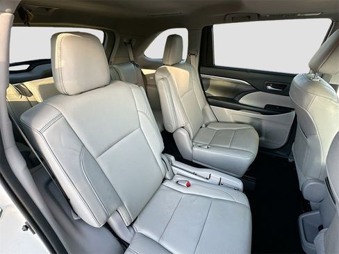 Used 2019 Toyota Highlander Limited image 30