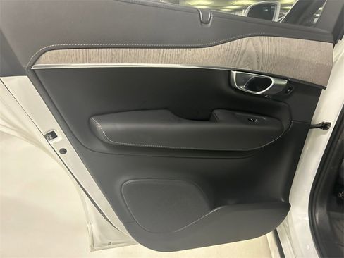 Certified 2024 Volvo XC90 T8 Ultimate w/ Protection Package Premier image 21