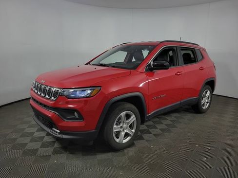 Used 2023 Jeep Compass Latitude image 3