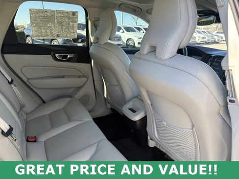 Used 2019 Volvo XC60 T5 Momentum image 34