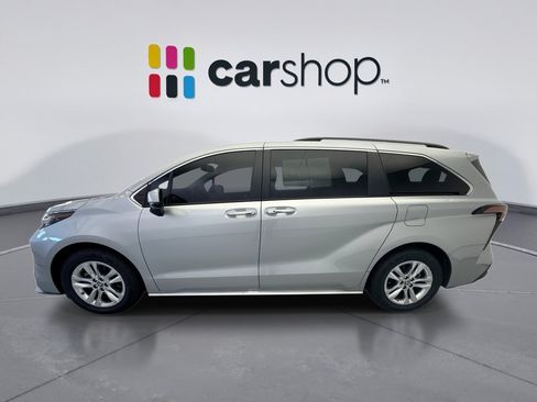 Used 2022 Toyota Sienna XLE w/ XLE Plus Package FWD image 2