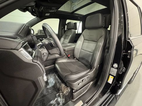 Used 2024 GMC Yukon Denali w/ Advanced Technology Package AWD/4WD image 9