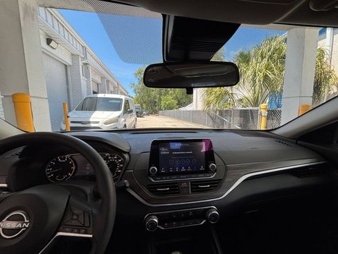 Used 2025 Nissan Altima 2.5 SV FWD image 33