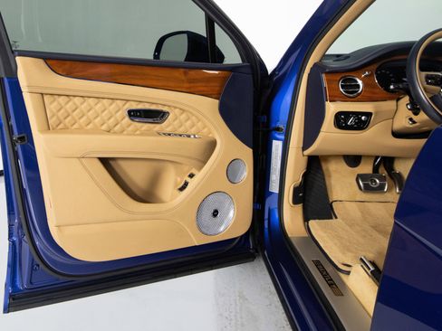 Used 2021 Bentley Bentayga AWD/4WD image 16