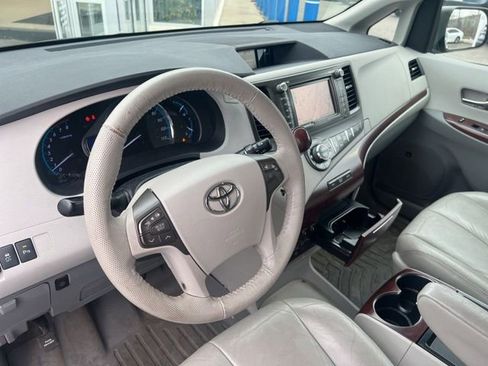 Used 2011 Toyota Sienna XLE w/ Premium Pkg image 3