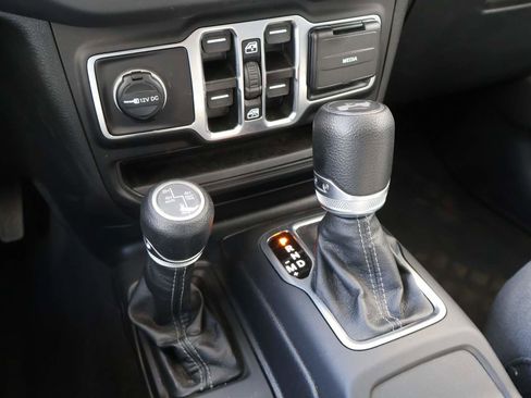 Used 2025 Jeep Wrangler Unlimited Sahara AWD/4WD image 16