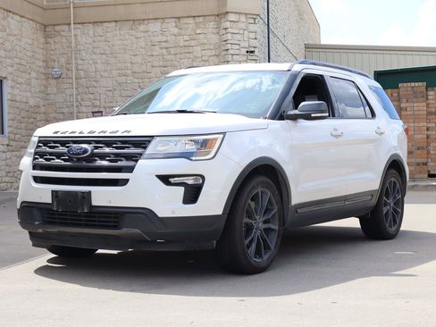 Used 2019 Ford Explorer XLT w/ Equipment Group 202A FWD image 2