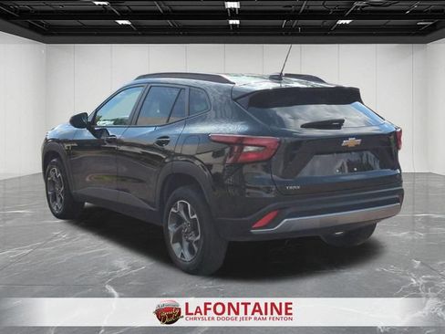 Used 2024 Chevrolet Trax LT w/ Sunroof Package FWD image 3