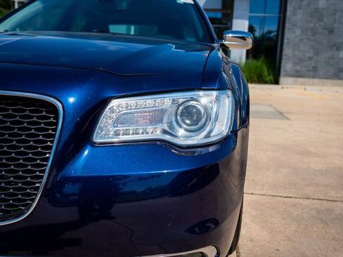 Used 2017 Chrysler 300 C RWD image 3