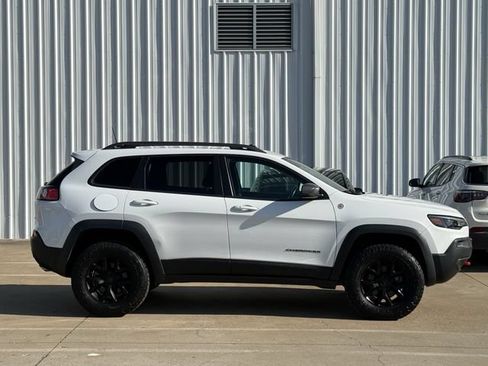 Used 2019 Jeep Cherokee Trailhawk w/ Cold Weather Group AWD/4WD image 3