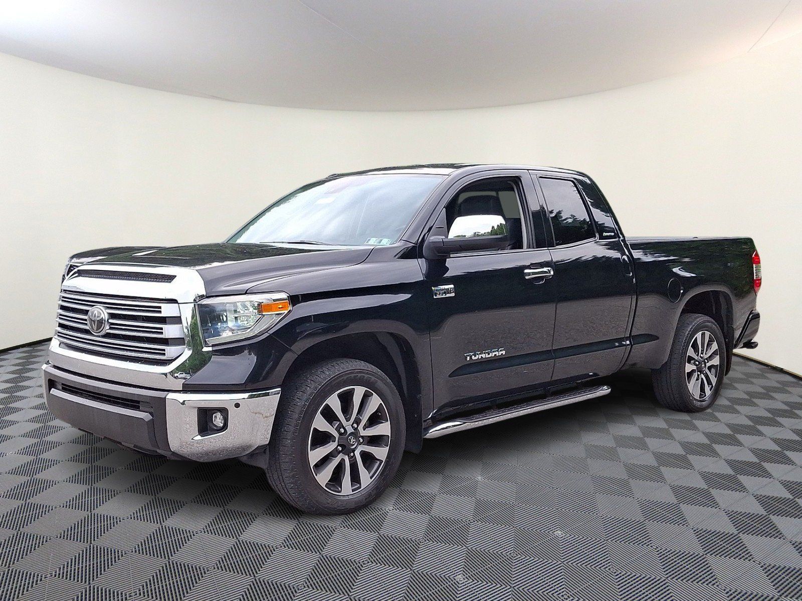 Used 2019 Toyota Tundra Limited w/ Limited Premium Package AWD/4WD image 3